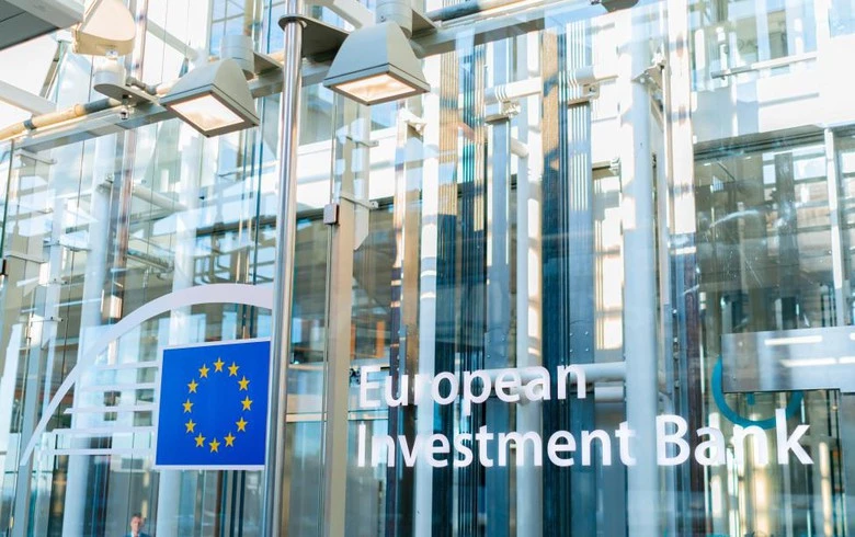 UPDATE 1 - EIB offers 98 mln euro guarantees to Romanian banks